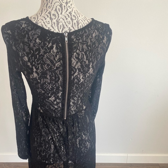 Gothic style high necked lace dress with long sleeves - Picture 3 of 3